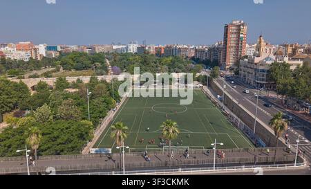Vista aerea del campo da calcio nel parco Turia. Valencia, Spagna - 31 maggio 2026. Foto Stock