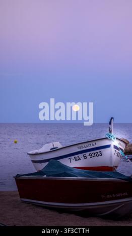 Tossa de Mar, Spagna. 16 settembre 2016, barca al chiaro di luna di Tossa de Mar sulla spiaggia della Costa Brava Foto Stock