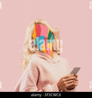 Donna irriconoscibile che tiene uno smartphone con volto astratto colorato, sfondo rosa Foto Stock