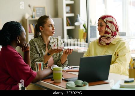 Donne d'affari diverse che collaborano in una riunione di squadra in ufficio Foto Stock