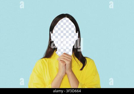 Donna irriconoscibile che tiene le mani sul viso, sfondo giallo, concetto di benessere Foto Stock