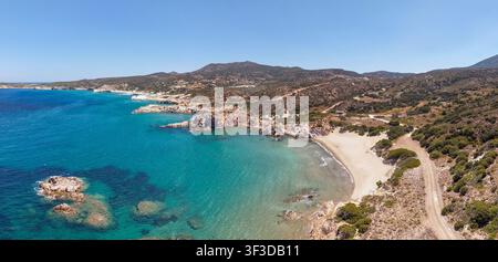 Vista aerea panoramica della spiaggia di Ammoudaraki, isola di Milos, Grecia Foto Stock