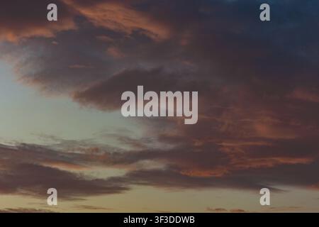 Paesaggio naturale drammatico. Nuvole del tramonto nel cielo. Foto Stock
