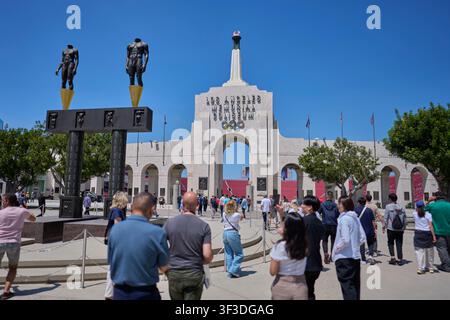 Los Angeles, USA. 22 luglio 2026. I visitatori si dirigono verso il Los Angeles Memorial Coliseum, sede delle gare di atletica leggera delle Olimpiadi estive LA28. Credit: Michael Kappeler/dpa/Alamy Live News Foto Stock