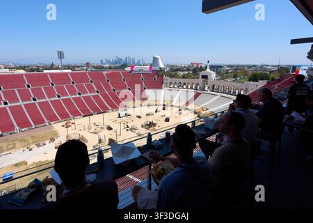 Los Angeles, USA. 22 luglio 2026. Una vista del Los Angeles Memorial Coliseum, sede delle competizioni di atletica leggera alle Olimpiadi estive LA28. Credit: Michael Kappeler/dpa/Alamy Live News Foto Stock