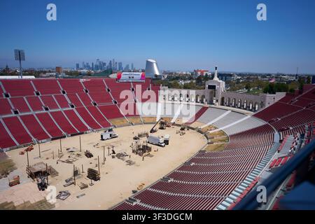 Los Angeles, USA. 22 luglio 2026. Una vista del Los Angeles Memorial Coliseum, sede delle competizioni di atletica leggera alle Olimpiadi estive LA28. Credit: Michael Kappeler/dpa/Alamy Live News Foto Stock