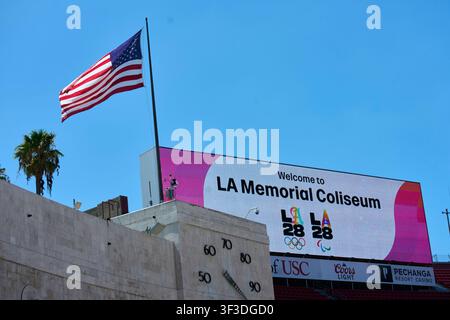 Los Angeles, USA. 22 luglio 2026. Una vista del Los Angeles Memorial Coliseum, sede delle competizioni di atletica leggera alle Olimpiadi estive LA28. Credit: Michael Kappeler/dpa/Alamy Live News Foto Stock