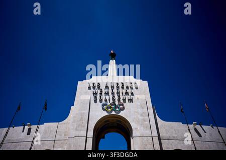 Los Angeles, USA. 22 luglio 2026. Vista dell’ingresso del Los Angeles Memorial Coliseum, sede delle gare di atletica leggera alle Olimpiadi estive LA28. Credit: Michael Kappeler/dpa/Alamy Live News Foto Stock