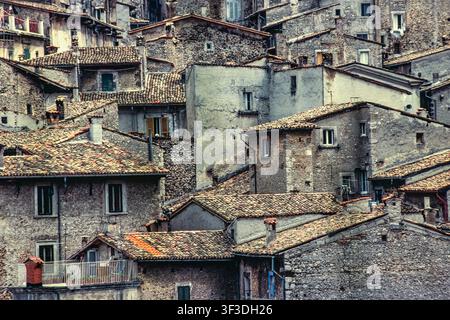 Un fitto ammasso di case in pietra e edifici simili a fortezze, ammassati insieme in un villaggio medievale di montagna. Pacentro, provincia de L'Aquila, Abruzzo Foto Stock