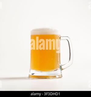 Lager, birra, pubblicità e la bevanda più popolare in pub in serata Foto Stock