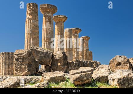 Colonne di pietra del Tempio di Ercole, Valle dei Templi, Agrigento, Sicilia, Italia Foto Stock