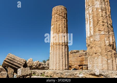 Colonne di pietra del Tempio di Ercole, Valle dei Templi, Agrigento, Sicilia, Italia Foto Stock
