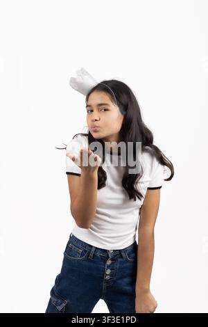 Giovane donna calma che beve una bevanda calda da una tazza di ceramica in questo esatto momento Foto Stock
