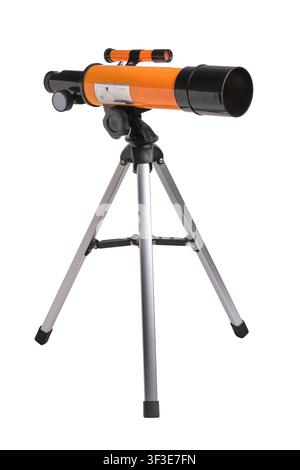 Piccolo telescopio amatoriale arancione e nero su treppiede argentato isolato su sfondo bianco Foto Stock