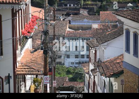 Strade coloniali e tetti di tegole rosse a Ouro Preto, Minas Gerais, Brasile Foto Stock