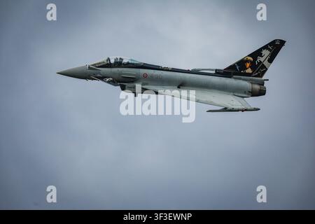 Un jet Eurofighter Typhoon dell'Aeronautica Militare italiana durante una dimostrazione aerea alla Farnborough International Airshow nell'Hampshire il 23 luglio 2026. Foto Stock