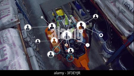 Autista di carrello elevatore che guida nel corridoio del magazzino, regola le leve e attiva la rete intorno all’operatore Foto Stock