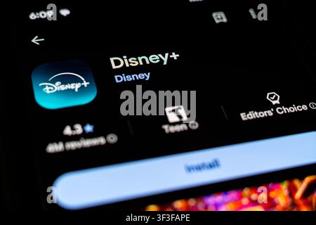 App di streaming Disney+ di Disney visualizzata sullo schermo di uno smartphone nella lista di Google Play Store Foto Stock