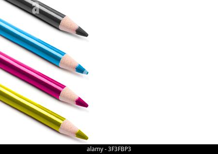 Colori CMYK. Matite su sfondo bianco, vista dall'alto Foto Stock