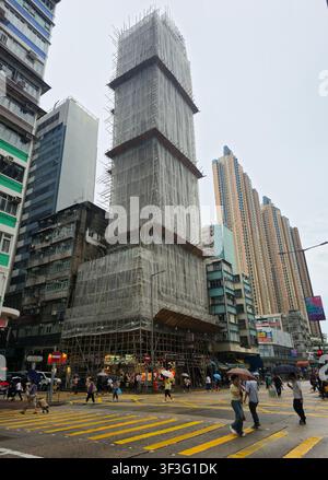 Cantierale in bambù che copre un edificio su Argyl Street a Mong Kok, Kowloon. Foto Stock