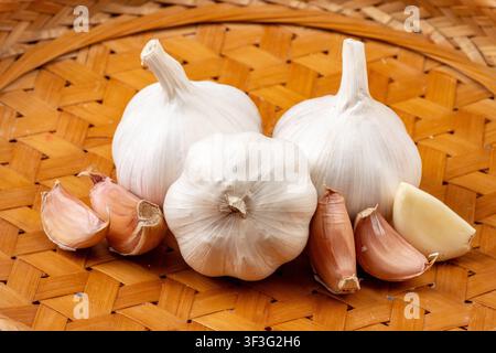 Bulbi interi di aglio essiccati e denti sciolti preparati per la cottura Foto Stock