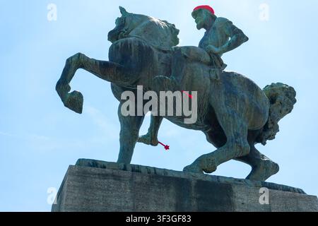 Statua equestre in bronzo di Hans Waldmann su un cavallo contro il cielo blu nella città di Zurigo, Svizzera. Zurigo, Svizzera - 23 giugno 2026 Foto Stock