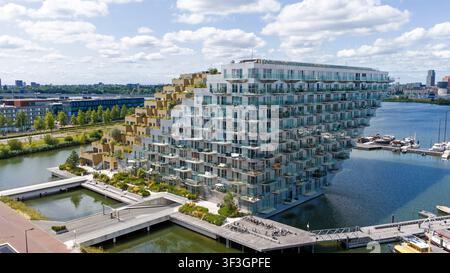 Vista aerea dell'edificio Sluishuis con la sua architettura a sbalzo unica, i balconi e l'acqua circostante ad Amsterdam, Olanda Settentrionale, Paesi Bassi Foto Stock