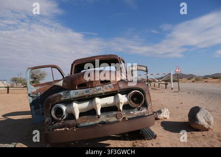 Camioncino Ford abbandonato vintage a Solitaire nel deserto del Namib, Namibia Foto Stock