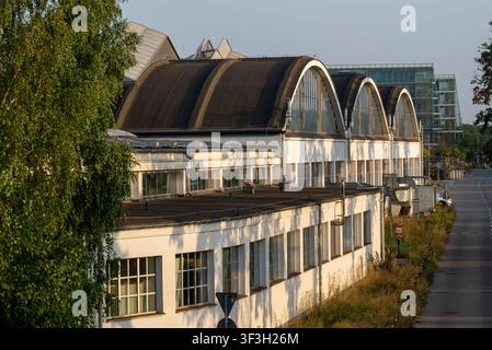 Ex deposito di trasporti municipali degli anni '30 di Zbigniew Kupiec, ora parte del Parco scientifico e tecnologico della Pomerania a Gdynia, città UNESCO. Foto Stock