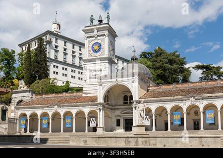 Piazza della Libertà con torre dell'orologio, statua di Ercole e Loggia di San Giovanni - Udine, Friuli Venezia Giulia, Italia Foto Stock