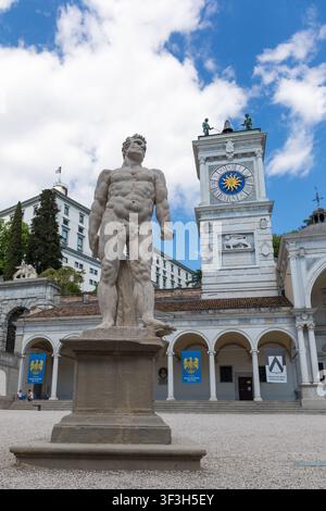 Piazza della Libertà piazza con la torre dell orologio, statua di caco e Loggia di San Giovanni - Udine Friuli Venezia Giulia, Italia Foto Stock