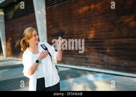 Donna che fa una videochiamata sullo smartphone Foto Stock