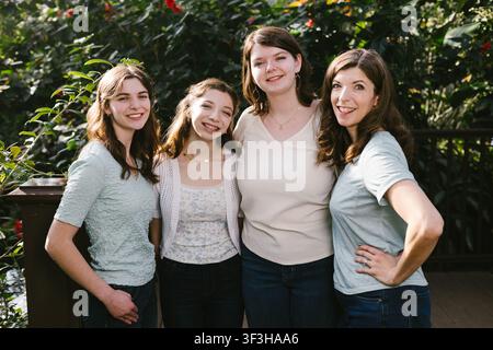 Quattro donne sorridenti che posano per un ritratto di famiglia Foto Stock