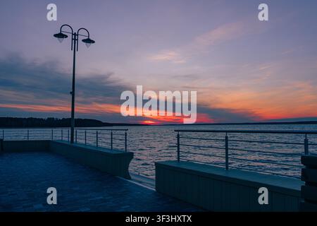Tramonto sul mare visto dal molo. Foto Stock