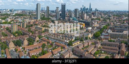 LONDRA - 24 LUGLIO 2026: Elephant and Castle & Kennington – Veduta aerea delle case a schiera del South London con The Shard e lo skyline della City sullo sfondo. Foto Stock