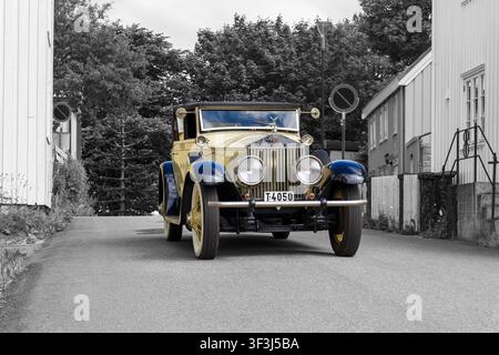 Automobile classica vintage Rolls Royce Phantom 1 che percorre la strada nella vecchia città di Innlandet a Kristiansund, Norvegia, Scandinavia, Europa a luglio Foto Stock