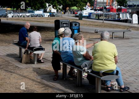 Anziani seduti su panchine durante un'ondata di caldo estiva nel 2026, Bancroft Gardens, Stratford-upon-Avon, Warwickshire, Regno Unito Foto Stock