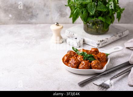 Polpette fatte in casa nella salsa di pomodoro Foto Stock