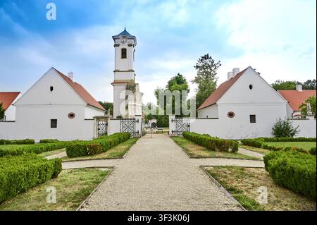 Questa immagine cattura l'architettura serena del Monastero Camaldolese e del padiglione Esterházy con giardini incantevoli Foto Stock