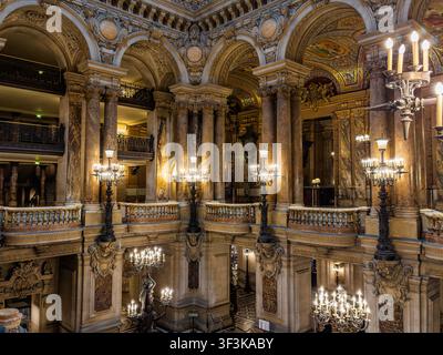 L'intero opulento del Palais Garnier, noto anche come Opéra Garnier, un teatro lirico storico da 1.979 posti a Parigi, Francia Foto Stock