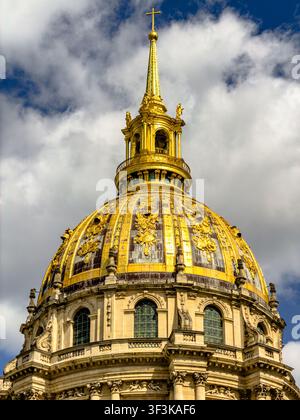 Il tetto dorato scintillante della chiesa del Dôme è un punto di riferimento imperdibile nel paesaggio parigino, Hôtel National des Invalides, Parigi, Francia Foto Stock