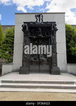 La grande scultura in bronzo Le Porte dell'Inferno (La Porte de l'Enfer) di Auguste Rodin nel giardino di scultura all'aperto del Musée Rodin a Parigi, Francia Foto Stock