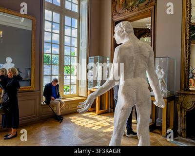Una coppia in una stanza del Musée Rodin, una collezione di fama mondiale di opere di Auguste Rodin nel 7° arrondissement di Parigi, Francia Foto Stock