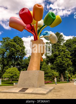 Mazzo di tulipani, una scultura all'aperto dell'artista pop americano Jeff Koons, installata permanentemente nei giardini del Petit Palais a Parigi, Francia Foto Stock