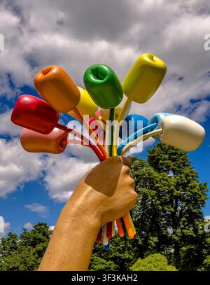 Mazzo di tulipani, una scultura all'aperto dell'artista pop americano Jeff Koons, installata permanentemente nei giardini del Petit Palais a Parigi, Francia Foto Stock