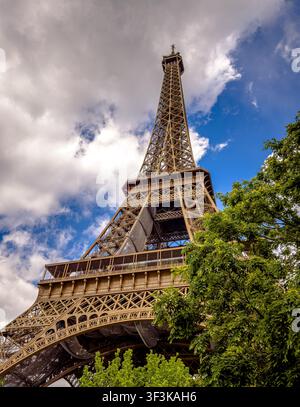 La Torre Eiffel è una torre in graticcio di ferro battuto famosa in tutto il mondo situata a Parigi sul Campo di Marte, progettata da Gustave Eiffel e completata nel 1889 Foto Stock