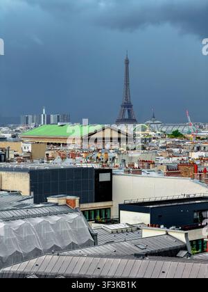 La Torre Eiffel in una giornata tempestosa dalla Terrasse, una galleria sul tetto all'aperto in cima alle Galeries Lafayette, un grande magazzino di lusso a Parigi Foto Stock