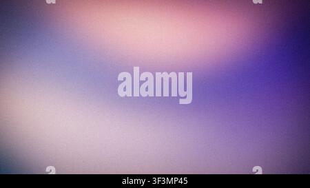 Questo sfondo astratto presenta una miscela sfumata di colori rosa, viola e blu con un effetto sfocatura granulosa e testurizzata. L'immagine è stata creata in Foto Stock