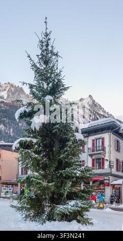 Bonneville, Francia – 24 dicembre 2017. Scena all'aperto che mostra una zona pedonale nella città francese di Chamonix de Mont Blanc in inverno. Le persone camminano per la strada mentre fanno acquisti. Foto Stock