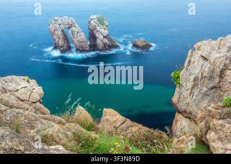 Paesaggio costiero di Costa Quebrada a Liencres, Cantabria, Spagna, con la formazione rocciosa Urro del Manzano. Foto Stock